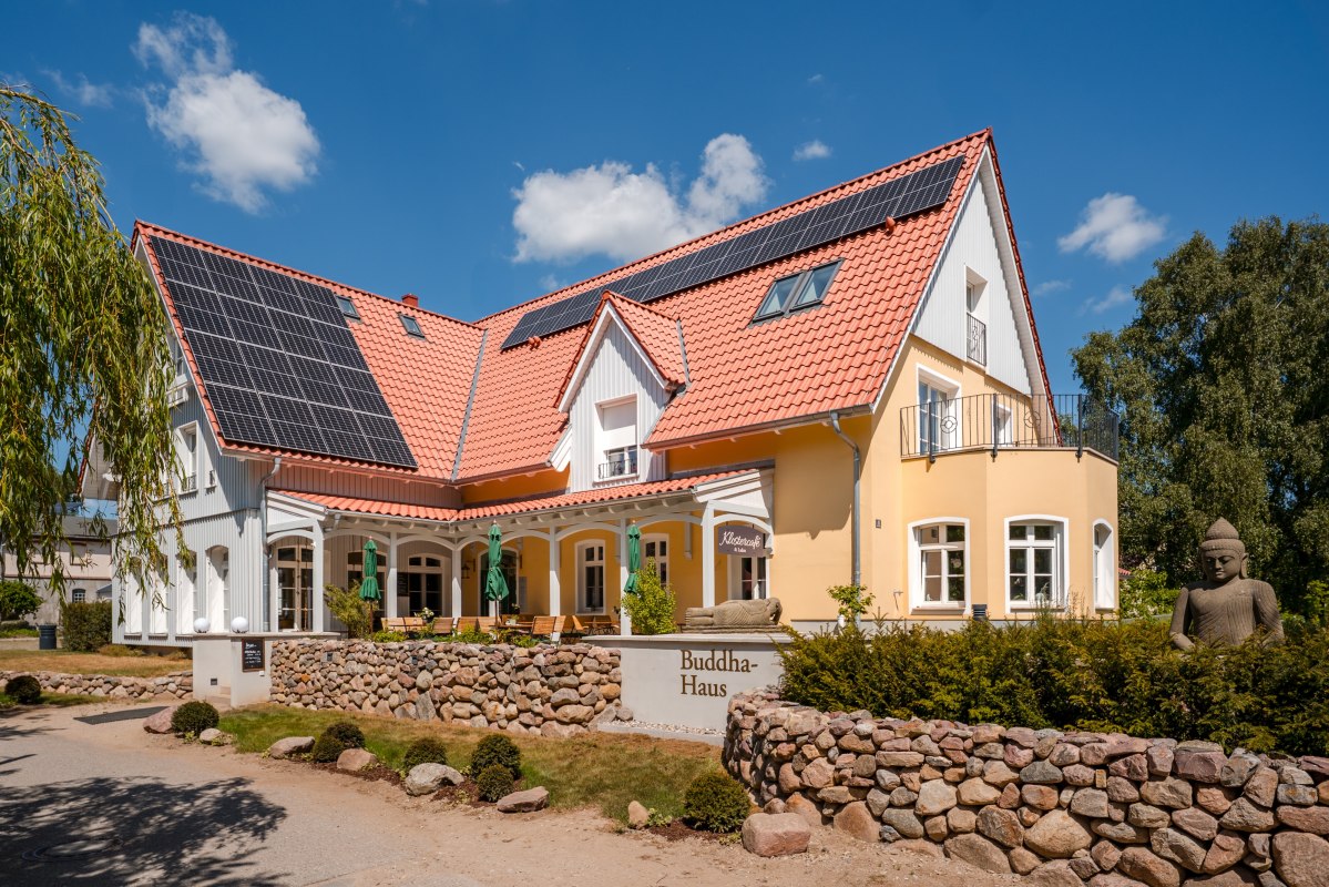 Das Heilzentrum befindet sich im ersten Stock des Buddha-Hauses. Im Erdgeschoss laden unser Kloster-Caf&eacute; und der Klosterladen zum Verweilen ein. // &copy; Aneka Schwerdtfeger