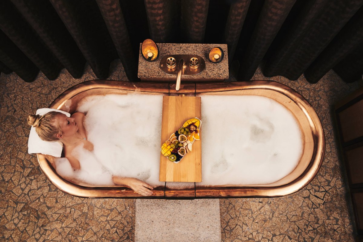 Entspannung im Badewasser in Wellnessbereich, &copy; Arne Nagel