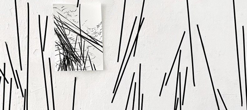 Julia Pietschmann: Installationsansicht "Schwarz auf Wei&szlig;" Symposium, 2024, ArToll Kunstlabor, Bedburg-Hau, Tape auf Wand mit Objekt und Zeichnungen aus der Serie "Stock auf Stock", 2021-24 // &copy; Peitschmann