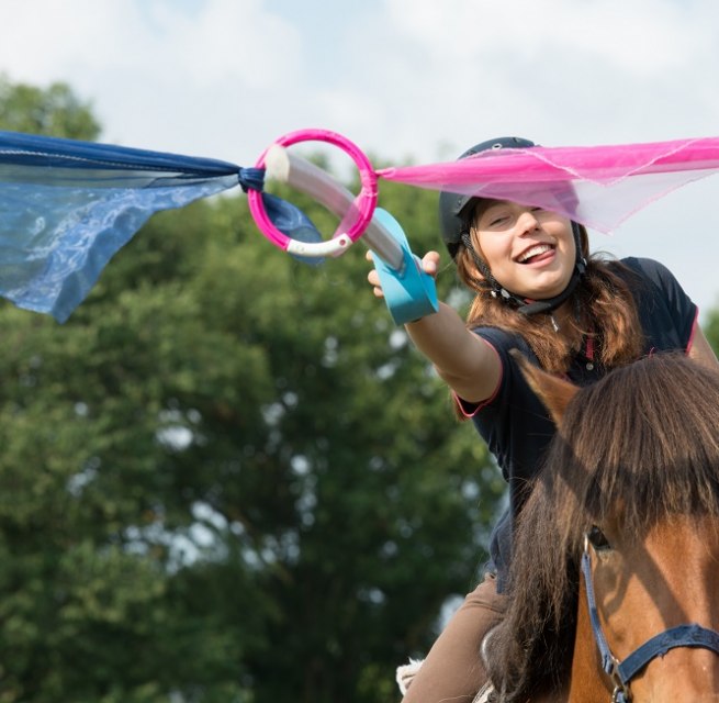 Reiten und Merr: Spielen mit und auf dem Pferd fördert die Geschicklichkeit, macht Spaß und sorgt für gute Laune. // © MV-T/Hafemann Reiten und Merr: Spielen mit und auf dem Pferd fördert die Geschicklichkeit, macht Spaß und sorgt für gute Laune. // © MV-T/Hafemann