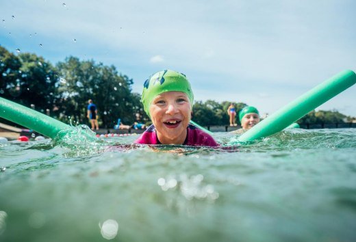 Schwimmkurse für Kinder beim Kinderschwimmen an der Badeanstalt Glambecker See, © TMV/Gaensicke