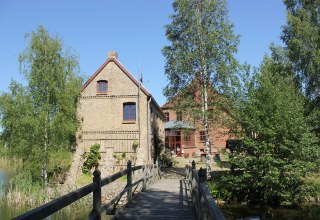 De waterburcht van Liepen en de vertrekken van de bedienden kunnen vanuit het park worden bereikt via een houten bruggetje. // © Burmeister De waterburcht van Liepen en de vertrekken van de bedienden kunnen vanuit het park worden bereikt via een houten bruggetje. // © Burmeister
