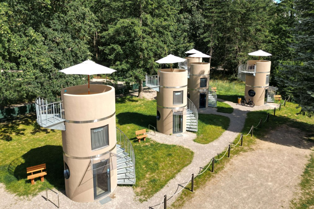 Das slube Hotel in Krakow am See mit seinen Schlaftürmen, © slube Das slube Hotel in Krakow am See mit seinen Schlaftürmen, © slube