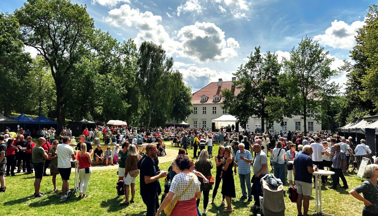 Weinblütenfest Schloss Rattey 2024, © Weingut Schloss Rattey | Inselmühle Usedom GmbH Weinblütenfest Schloss Rattey 2024, © Weingut Schloss Rattey | Inselmühle Usedom GmbH