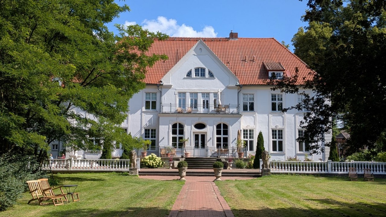 Schloss Badow, Parkseite // © privat Schloss Badow, Parkseite // © privat