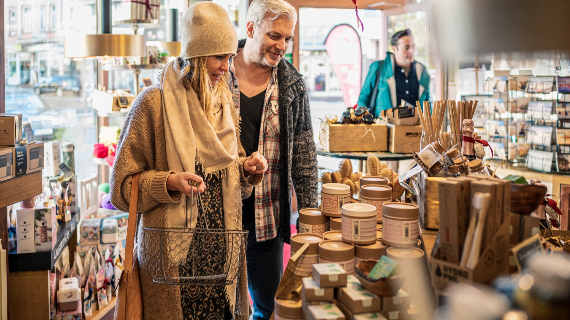 Ein Paar schlendert durch einen Shop in Rostock am Doberaner Platz.