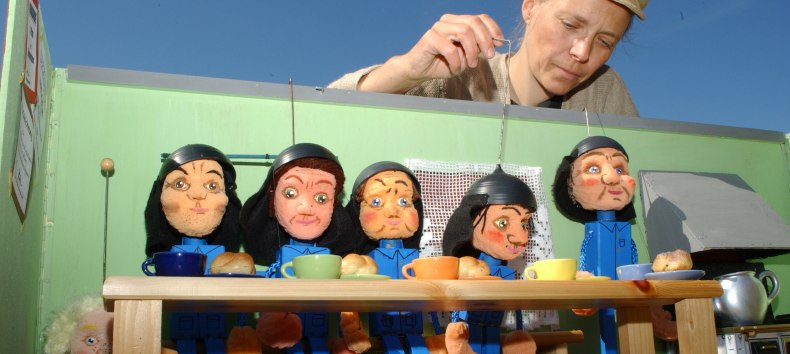 Bei der Feuerwehr wird der Kaffee kalt // © Figurentheater-Schnuppe Bei der Feuerwehr wird der Kaffee kalt // © Figurentheater-Schnuppe
