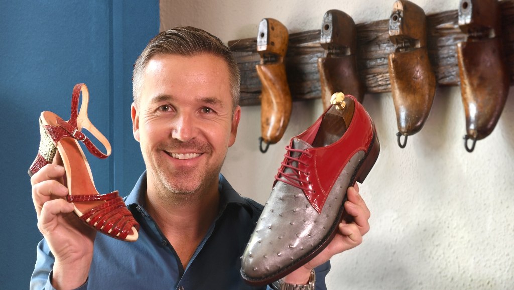 Kay Gundlack mit handgefertigten Maßschuhen in seiner Werkstatt, © MV Foto e.V. Fotografin: Christine Jörss-Munzlinger Kay Gundlack mit handgefertigten Maßschuhen in seiner Werkstatt, © MV Foto e.V. Fotografin: Christine Jörss-Munzlinger