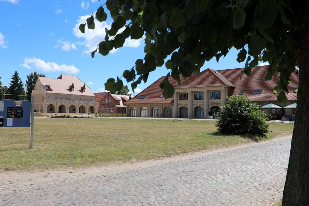Die Remise des "Schloss Stolpe" mit Restaurant.  Im Hintergrund Teile des vom Schloss abgetrennten Westflügels., © Dr. Lüling, GF SaH