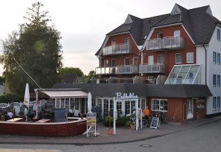 Blick vom Deich auf das Boddenhus // © MV-T Blick vom Deich auf das Boddenhus // © MV-T