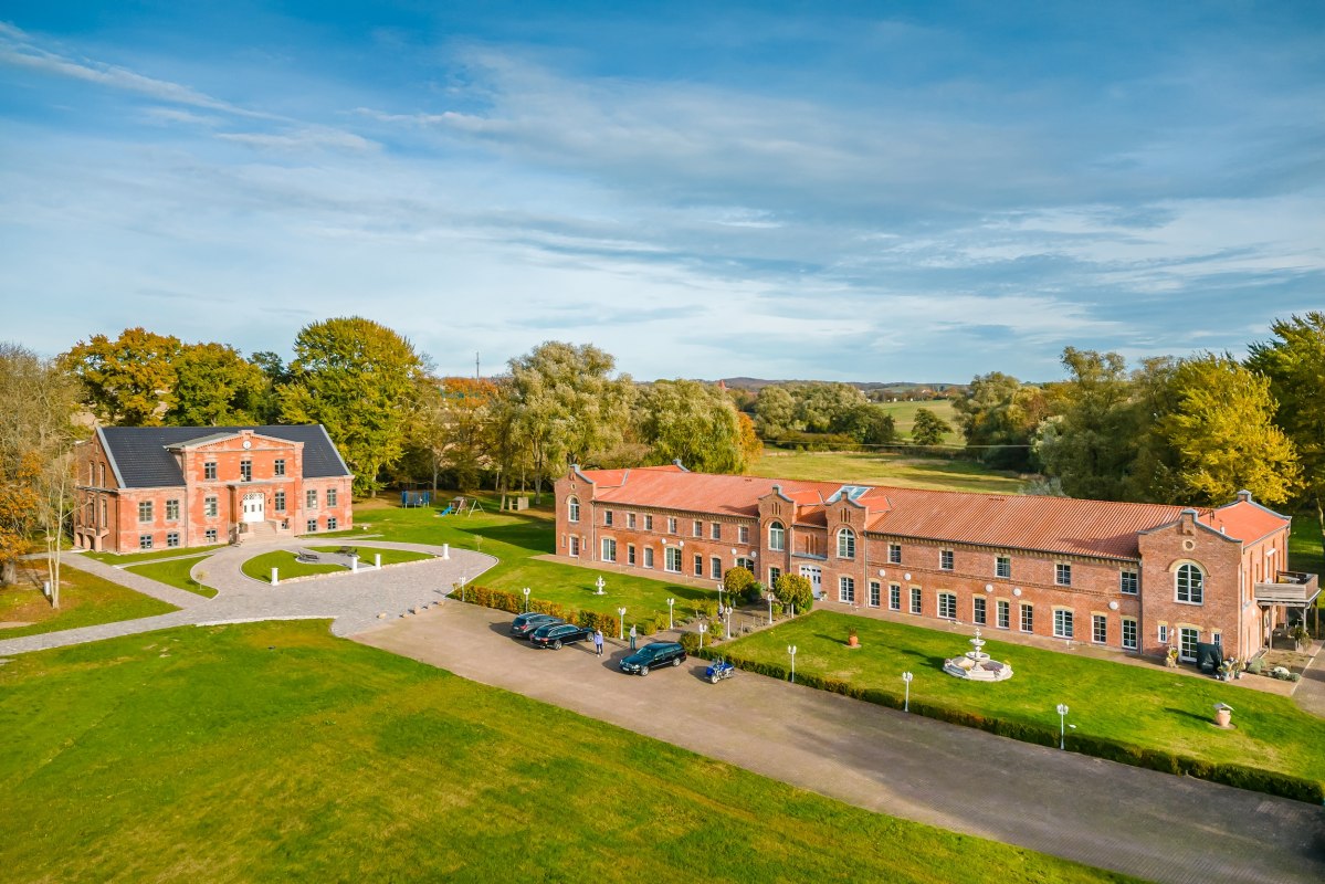 Gutshaus und Marstall Gut Vorwerk auf Rügen // © Reinelt Gutshaus und Marstall Gut Vorwerk auf Rügen // © Reinelt