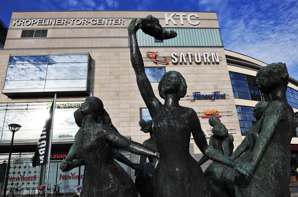 KTC mit Brunnen "Sieben stolze Schwestern k&uuml;sst das eine Meer", &copy; Angelika Heim