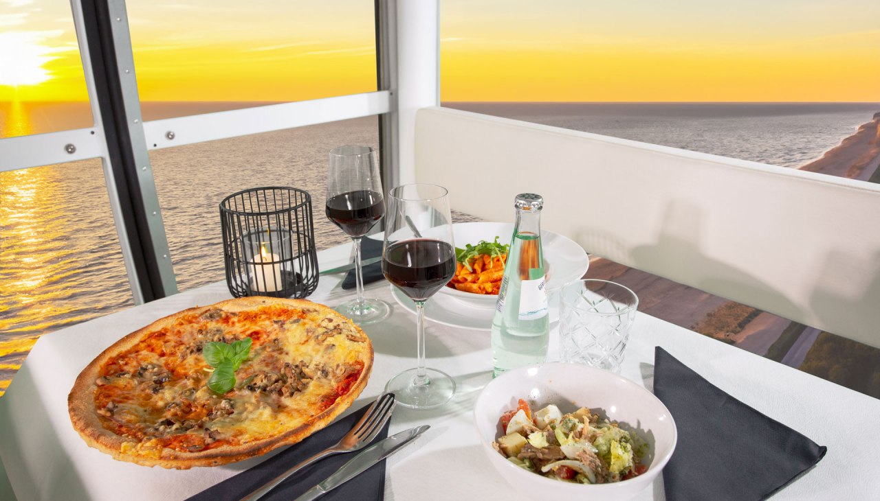 Genießen Sie ein Diner oder Frühstück in der klimatisierten Gondel., © riesenrad.de Genießen Sie ein Diner oder Frühstück in der klimatisierten Gondel., © riesenrad.de