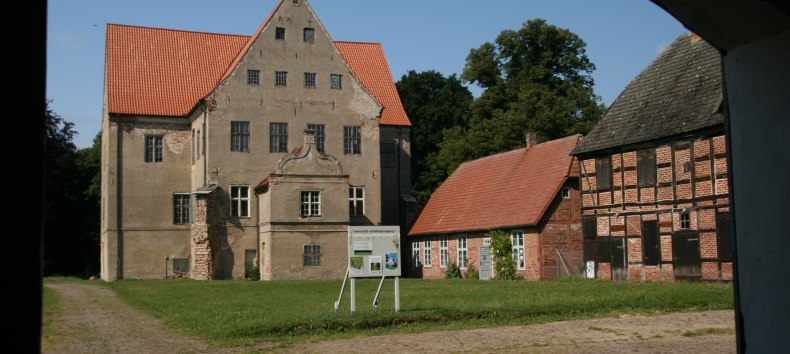 Die Schloss- und Gutshofanlage Ludwigsburg (bei Greifswald) // © Archiv Förderverein Schloss- und Gutshofanlage Ludwigsburg e. V. Die Schloss- und Gutshofanlage Ludwigsburg (bei Greifswald) // © Archiv Förderverein Schloss- und Gutshofanlage Ludwigsburg e. V.