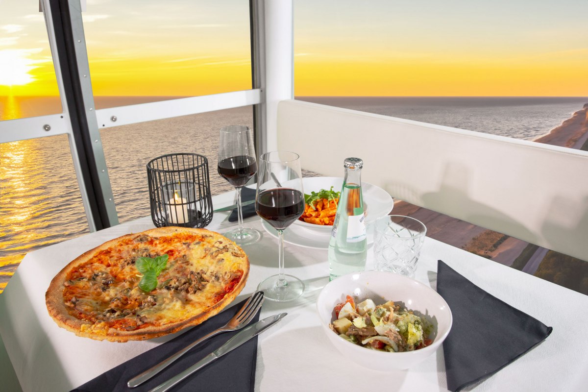 Geniet van een diner of ontbijt in de gondel met airconditioning. // &copy; riesenrad.de