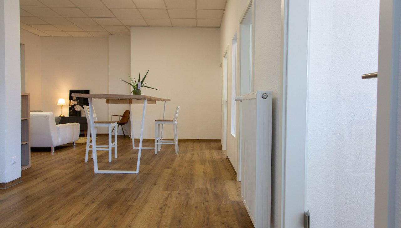 Der helle Gemeinschaftsraum im Coworking-Space, © Janosh Sagawe Der helle Gemeinschaftsraum im Coworking-Space, © Janosh Sagawe