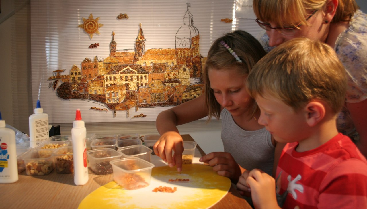 Bernsteinmuseum Bernstein-Mosaikpuzzeln, &copy; Ribnitz Damgarten