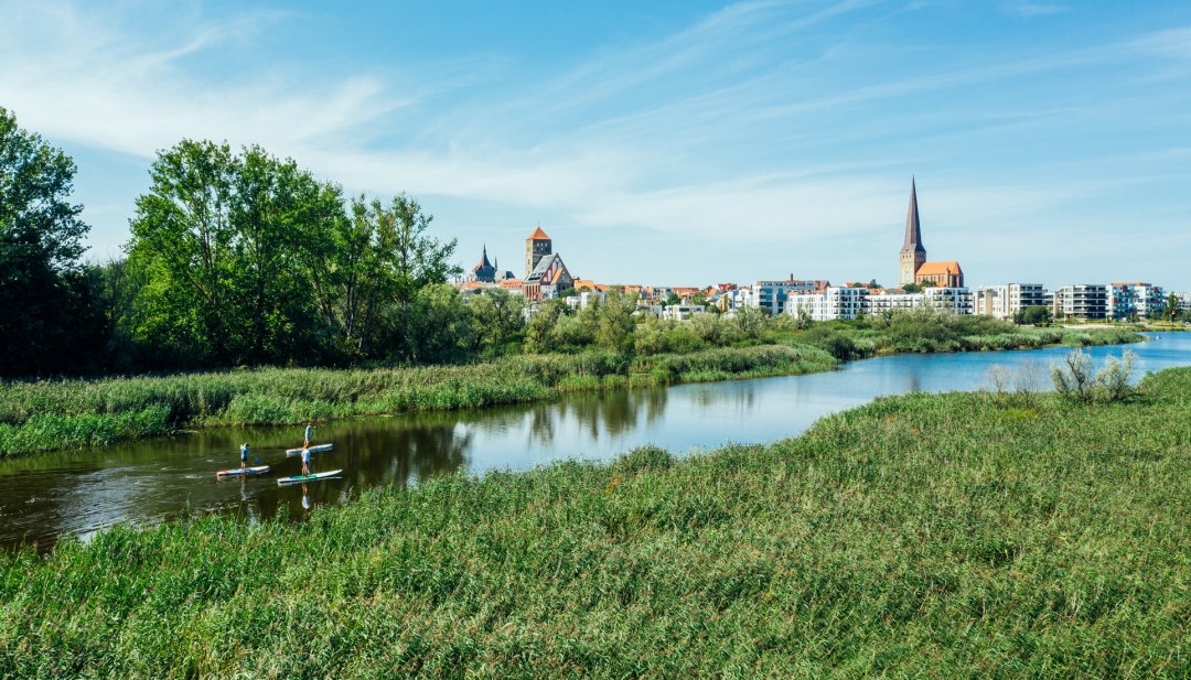 Stad en natuur in &eacute;&eacute;n oogopslag op de Warnow in Rostock. // &copy; MV-T/G&auml;nsicke