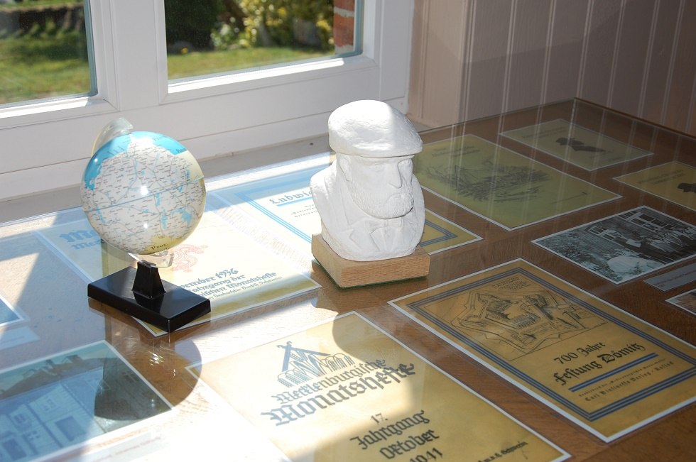 In den Vitrinen liegen die bekannten Monatshefte von Gillhoff aus., © Gabriele Skorupski In den Vitrinen liegen die bekannten Monatshefte von Gillhoff aus., © Gabriele Skorupski