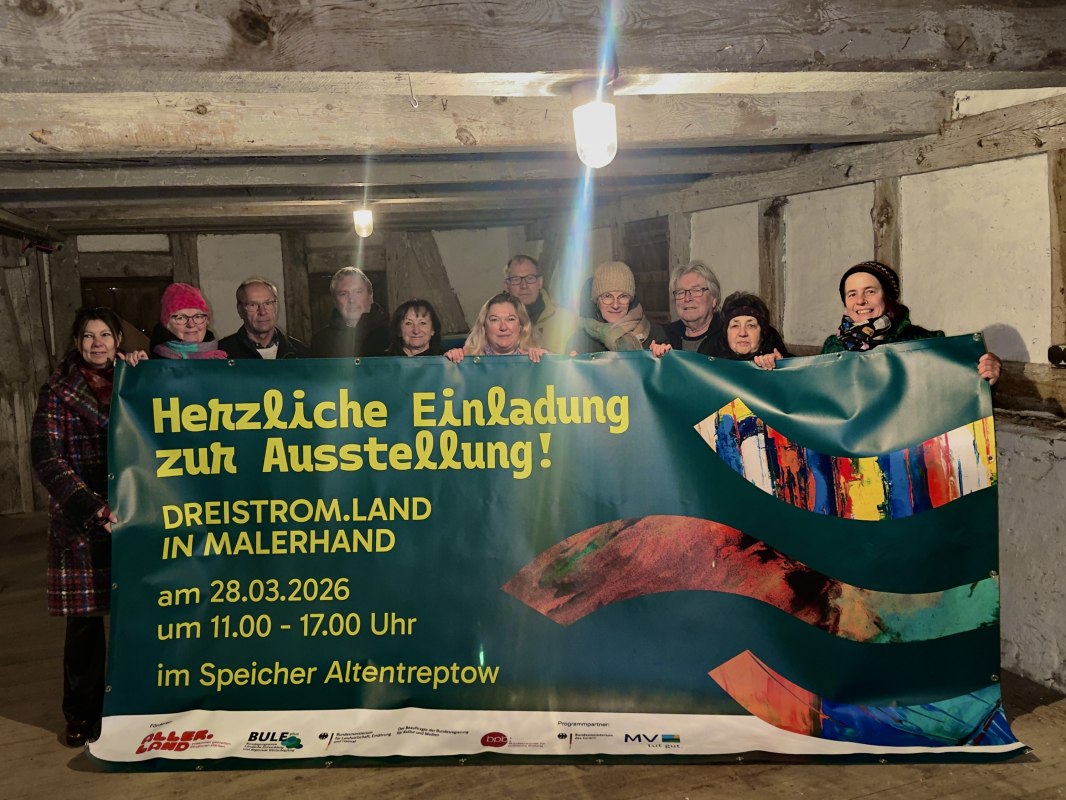 Zehn K&uuml;nstler:innen halten den Banner von &bdquo;dreistrom.land in Malerhand&ldquo; und laden zur Ausstellung ein., &copy; Andreas Sagel