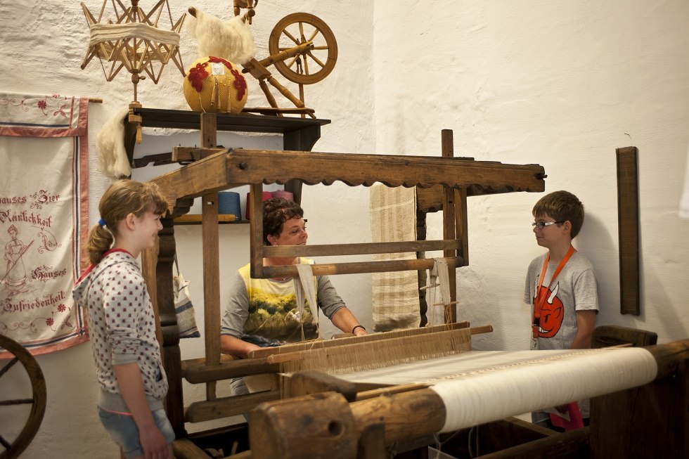 Am Webstuhl. // © Burgmuseum Plau Am Webstuhl. // © Burgmuseum Plau