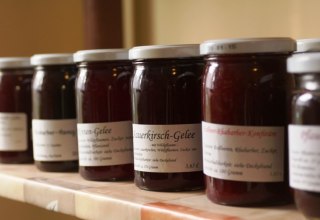 Köstliches wie eigene Konfitüren und Gelees,Honig aus der Region, Wurstspezialitäten und vieles mehr // © Hof-Laden Nr. 23 und Lese-Café Köstliches wie eigene Konfitüren und Gelees,Honig aus der Region, Wurstspezialitäten und vieles mehr // © Hof-Laden Nr. 23 und Lese-Café