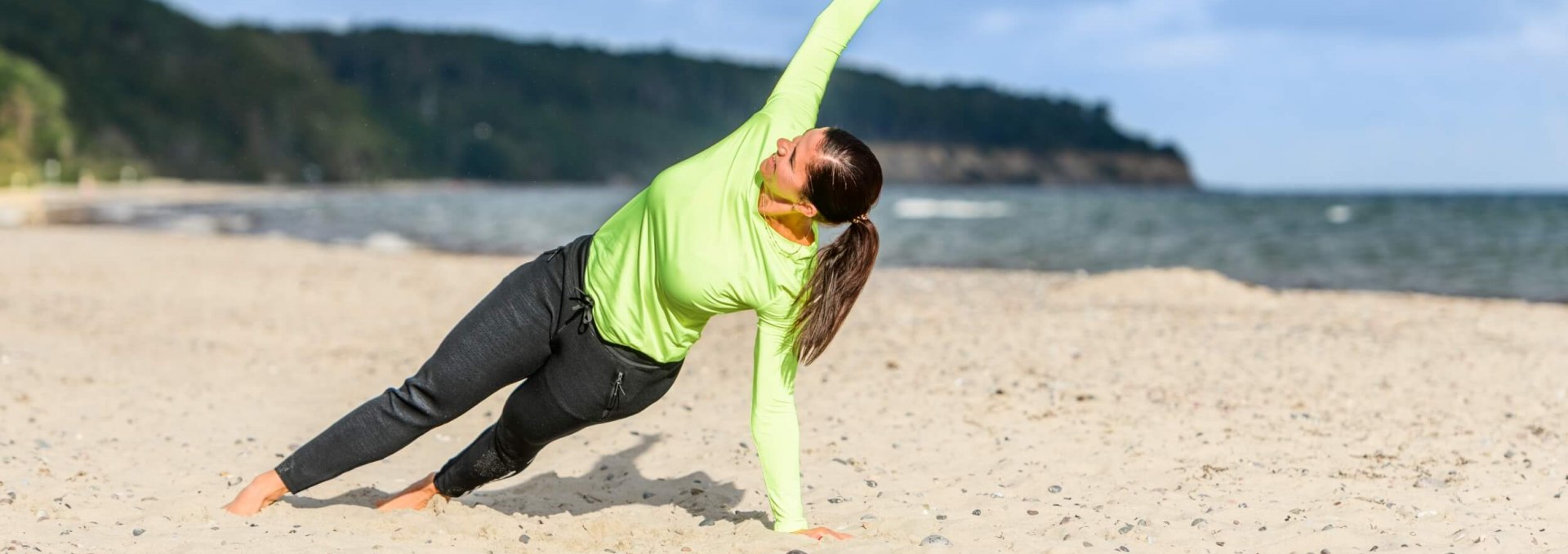 Der seitliche St&uuml;tz mit Armheben spricht die Muskulatur im gesamten K&ouml;rper an., &copy; TMV/Tiemann