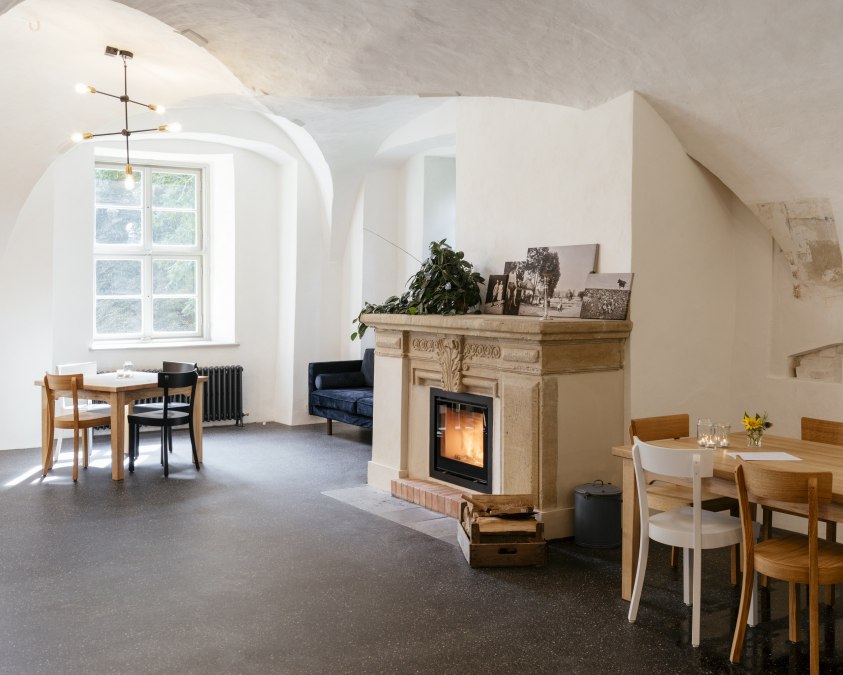 Touristische Basisstation, Café, Bar im Erdgeschoss des Wasserschloss Quilow, © Wasserschloss Quilow/Philipp Meuser Touristische Basisstation, Café, Bar im Erdgeschoss des Wasserschloss Quilow, © Wasserschloss Quilow/Philipp Meuser