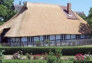 Reetdachkate in Klocksdorf im Sommer // &copy; Ferien in der Reetdachkate/Koop
