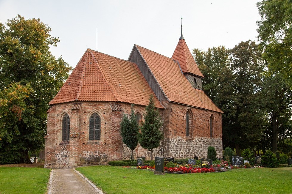 Die gotische Dorfkirche Hanstorf ist ein denkmalgesch&uuml;tztes Kirchengeb&auml;ude in Hanstorf. // &copy; Frank Burger