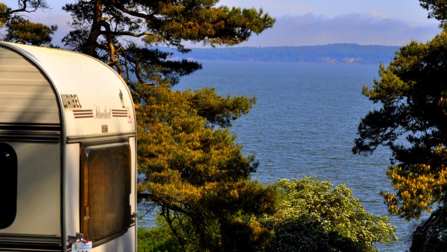 Übernachten mit Blick auf den Bodden // © Campingplatz & Ferienhausanlage Banzelvitz Übernachten mit Blick auf den Bodden // © Campingplatz & Ferienhausanlage Banzelvitz