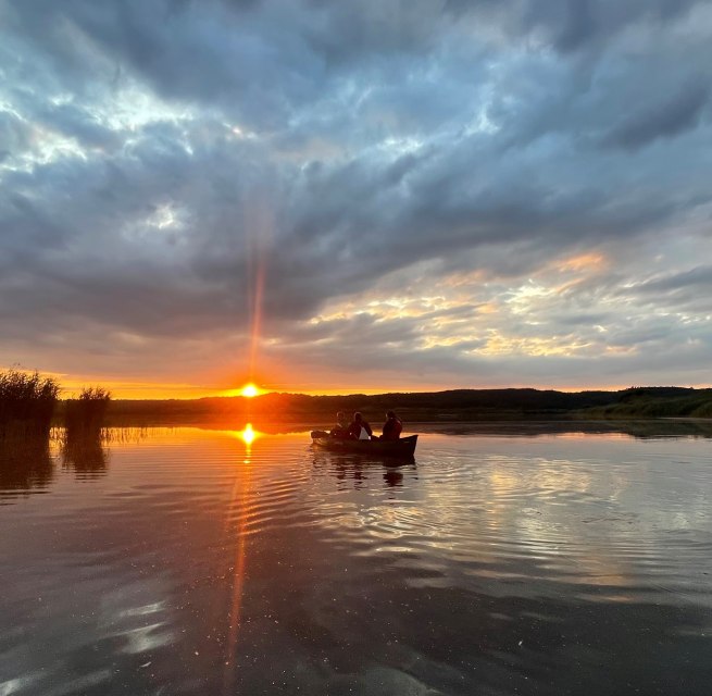 In der Zeit um Mittsommer herum wird es im Naturpark Mecklenburgische Schweiz und Kummerower See nicht mehr richtig dunkel. Die Sonne geht zwar bereits um 19:47 Uhr unter, aber die Abendd&auml;mmerung geht bis weit &uuml;ber Mitternacht hinaus, bevor kurz nach 4 Uhr die Morgend&auml;mmerung einsetzt. Der Mond steht zu dieser Zeit voll am Himmel, als zunehmender Halbmond.
Zu dieser Zeit zwischen den Zeiten l&auml;dt der Naturpark zu einer Paddeltour auf der Peene und den Torfstichen bei Malchin ein. Die Landschaft und die wunderbare Wasserwelt sind dann in ein mystisches Zwielicht getaucht. Die Ger&auml;usche des Tages sind verstummt und die Tiere der Nacht lassen sich h&ouml;ren. Mit etwas Gl&uuml;ck sind sogar Biber zu beobachten, die jetzt zum Vorschein kommen. Ein Naturpark-Ranger vermittelt Ihnen unterwegs viel Interessantes &uuml;ber Biber und Fischotter, die Vogelwelt am Wasser, zur Fluss- und Moorlandschaft der Peene und &uuml;ber den Naturpark.
Treffpunkt ist in Malchin am Kanu-Club &bdquo;K&ouml;sters Eck&ldquo; (Am Kanal 2, 17139 Malchin). Die Bekleidung sollte dem Wetter angepasst sein.
Da die Teilnehmeranzahl begrenzt ist, bitten wir, sich im Naturpark unter der Telefonnummer 0385 588 64 830 anzumelden. Bitte geben Sie dazu auch an, ob Sie als Familie kommen. Das hilft uns bei der Planung der Bootsbelegung.
F&uuml;r die Benutzung der Boote ist ein Unkostenbeitrag von 15 Euro pro Teilnehmer zu entrichten., &copy; Gudrun Marin-Ziegler