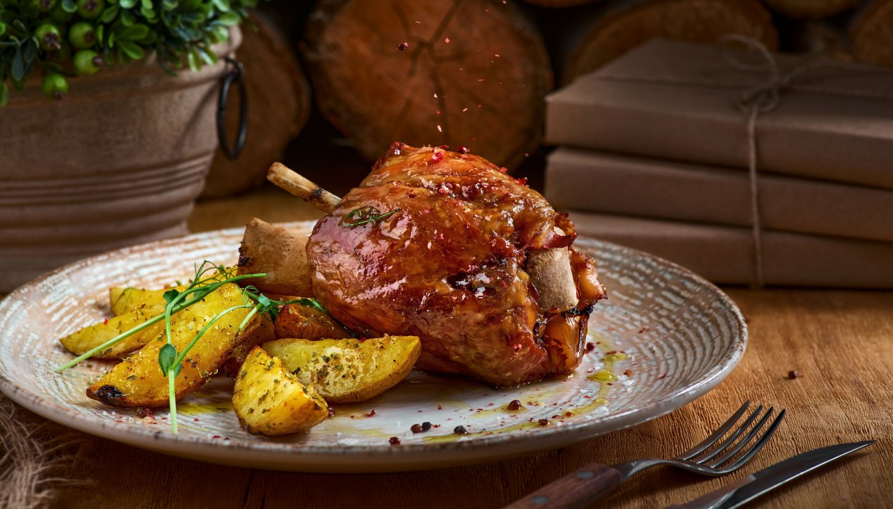 Eisbeinessen, &copy; AdobeStock