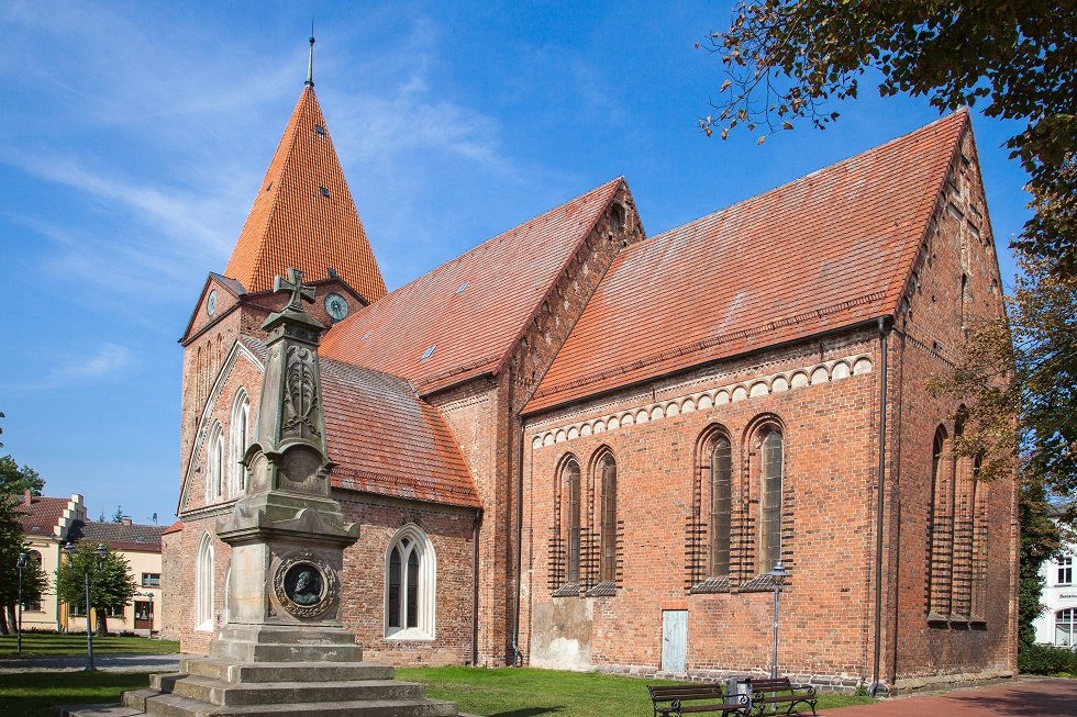Kirche mit Kriegsdenkmal (1870/71) // © Frank Burger Kirche mit Kriegsdenkmal (1870/71) // © Frank Burger