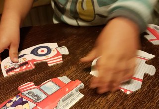 Kleinkind puzzelt beim Elterntreff Bibolinchen // &copy; Stadtbibliothek Stralsund