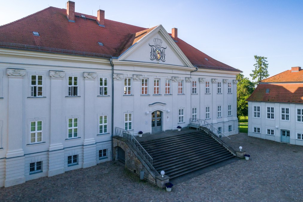 Außenansicht des Schlosses Hohenzieritz, © SSGK MV / Funkhaus Creative Außenansicht des Schlosses Hohenzieritz, © SSGK MV / Funkhaus Creative