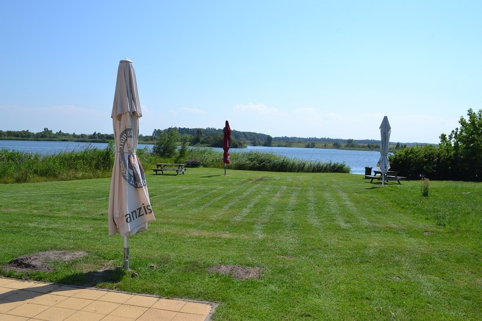 Blick zum See über die gepflegte Rasenfläche // © Lutz Werner Blick zum See über die gepflegte Rasenfläche // © Lutz Werner