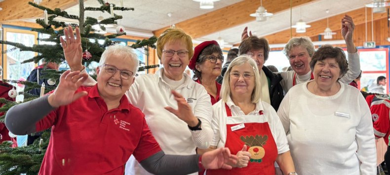 Auf dem DRK-Weihnachtsmarkt präsentieren sich neben dem Hauptamt vor allem die Menschen, die unser starkes Ehrenamt ausmachen. Mit dabei sind die Ortsvereine, die Bereitschaften, die Wasserwacht und das Jugendrotkreuz. // © DRK-KV Rügen-Stralsund e.V. Auf dem DRK-Weihnachtsmarkt präsentieren sich neben dem Hauptamt vor allem die Menschen, die unser starkes Ehrenamt ausmachen. Mit dabei sind die Ortsvereine, die Bereitschaften, die Wasserwacht und das Jugendrotkreuz. // © DRK-KV Rügen-Stralsund e.V.