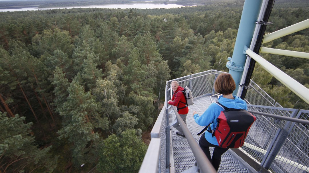 Wanderpärchen auf dem Käflingsbergturm im Müritz Nationalpark, © TMVoutdoor-visions.com Wanderpärchen auf dem Käflingsbergturm im Müritz Nationalpark, © TMVoutdoor-visions.com