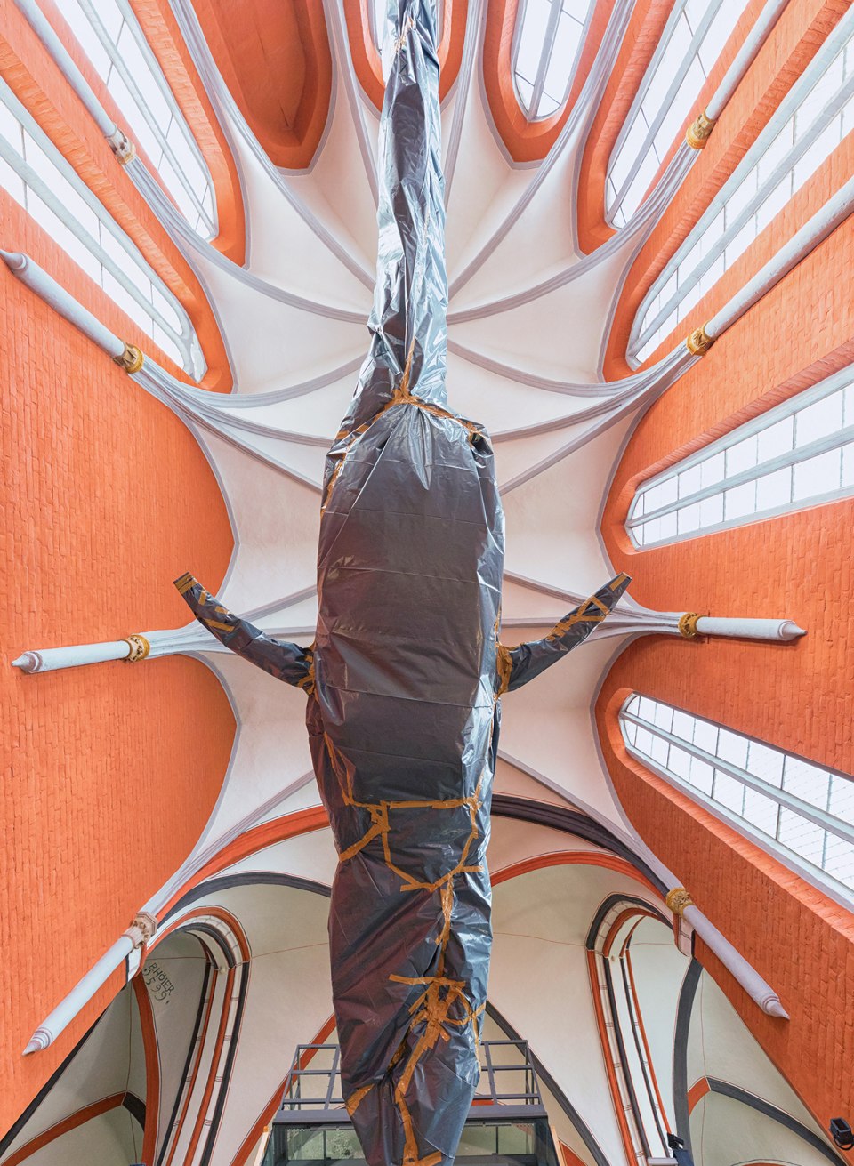 Fischmarkt? Keineswegs: Zum Schutz des kostbaren  Finnwalskeletts - das Tier wurde schon 1825 vor der K&uuml;ste R&uuml;gens entdeckt - wurde es erst einmal blickdicht verpackt, &copy; Anke Neumeister