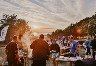 Beim Tag der offenen Tür von Project Bay in Lietzow auf Rügen treffen digitales Arbeiten, Community und regionale Vernetzung aufeinander. Besucher erleben Austausch, Networking und Einblicke in moderne Arbeitsformen direkt am Bodden. // © project_bay Beim Tag der offenen Tür von Project Bay in Lietzow auf Rügen treffen digitales Arbeiten, Community und regionale Vernetzung aufeinander. Besucher erleben Austausch, Networking und Einblicke in moderne Arbeitsformen direkt am Bodden. // © project_bay