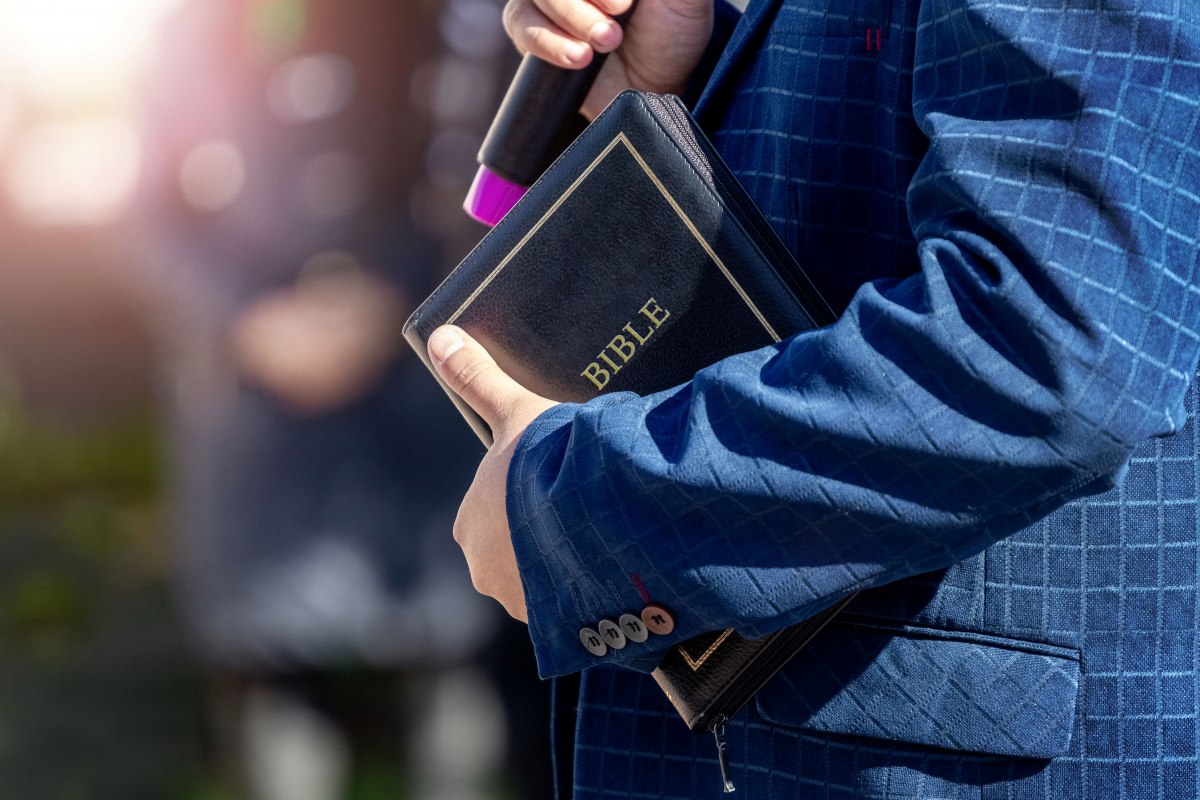 Ein Mann hält eine Bibel in der Hand., © AdobeStock Ein Mann hält eine Bibel in der Hand., © AdobeStock