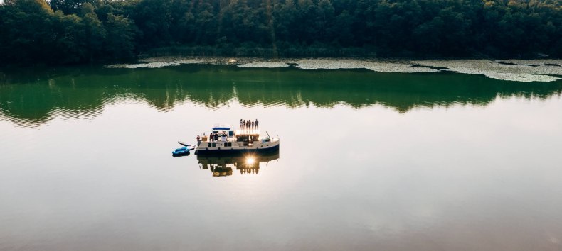 In der Stille liegt das Gl&uuml;ck. Eine Hausbootfahrt in der Mecklenburgischen Seenplatte ist die sch&ouml;nste kleine Alltagsflucht. // &copy; MV-T/G&auml;nsicke