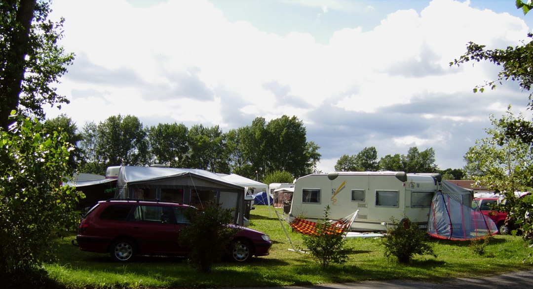 Gro&szlig;z&uuml;gige Stellpl&auml;tze auf dem Campingplatz, &copy; Ferien- und Freizeitpark/Jastrow