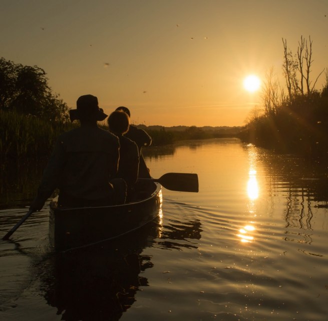 Die Abendstimmung auf dem Fluss im Kanu erleben // &copy; Angelika Reifarth