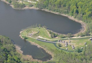 Das Freilichtmuseum Groß Raden Luftbild Gesamtkomplex // © Landesamt für Kultur und Denkmalpflege Mecklenburg-Vorpommern, Landesarchäologie Das Freilichtmuseum Groß Raden Luftbild Gesamtkomplex // © Landesamt für Kultur und Denkmalpflege Mecklenburg-Vorpommern, Landesarchäologie