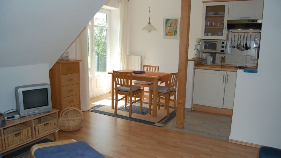 Esstisch an der Balkontür in der Küche der Ferienwohnung // © Landhaus Osten/Von Osten Esstisch an der Balkontür in der Küche der Ferienwohnung // © Landhaus Osten/Von Osten