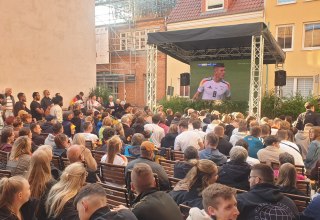 Public Viewing Schnick Schnack // © Thomas Hensel Public Viewing Schnick Schnack // © Thomas Hensel