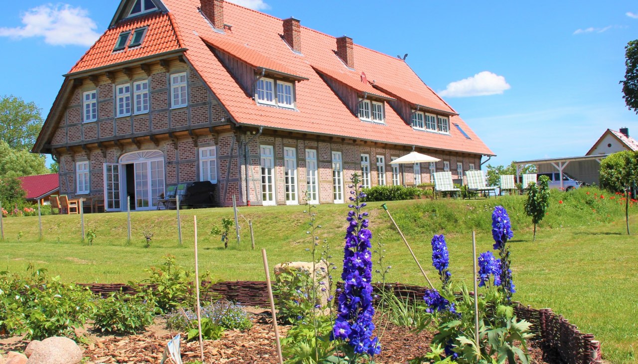 Blick auf unser Landhaus vom Garten, &copy; Brigitte Leberl