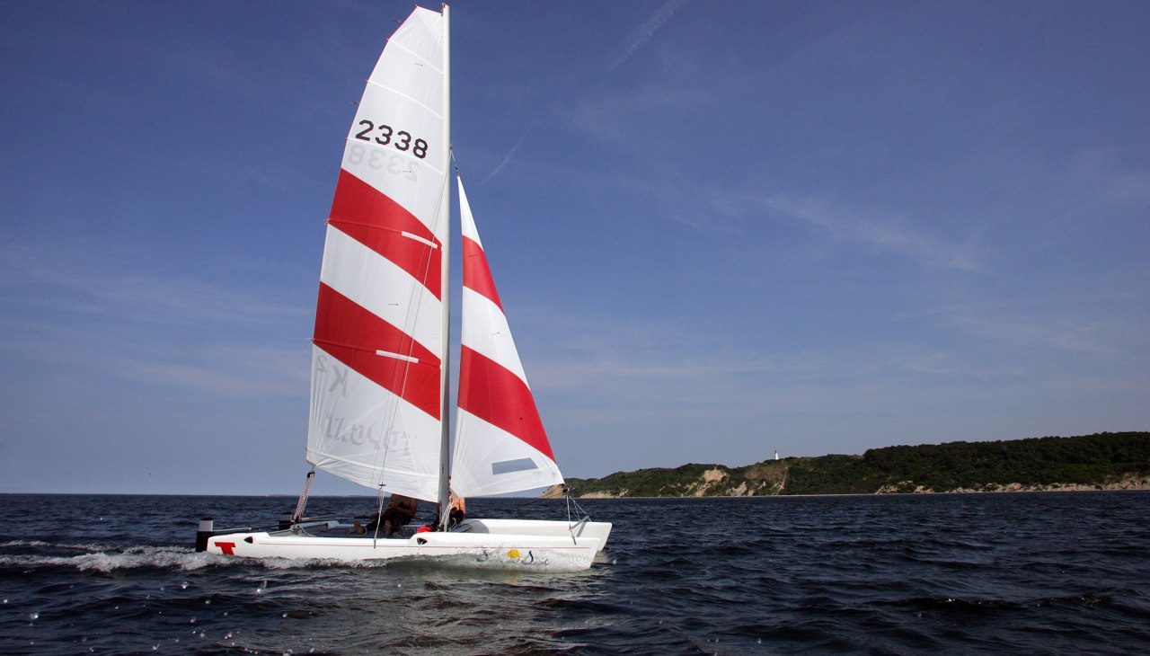 Catamaran bij Hiddensee, &copy; Kay Petersen - Surf & Segel Hiddensee